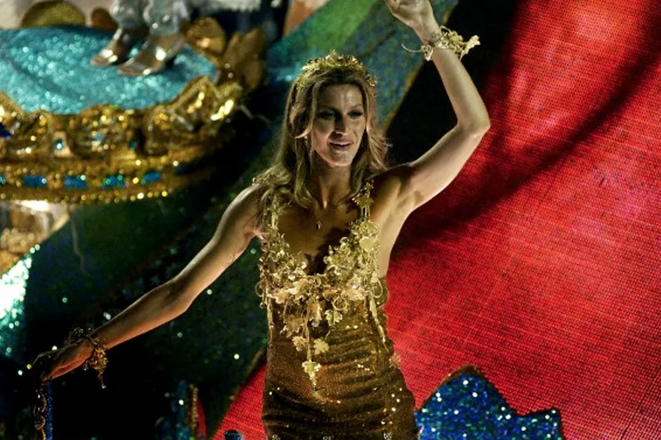 Como buena brasilera, Gisele también se acuerda de las tradiciones de su país y en 2011 se lookeó de pies a cabeza para el carnaval de Rio