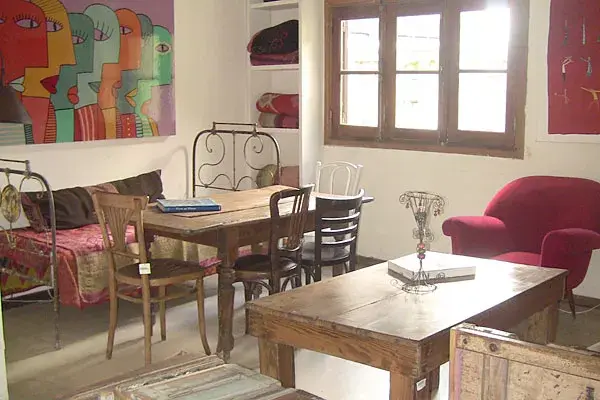 Cuadros y muebles antiguos componen el lugar
