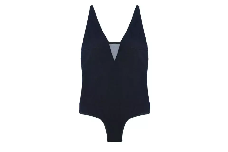 Traje de baño enterizo con transparencias (Edith Louis en Todas Tus Tiendas, $730)