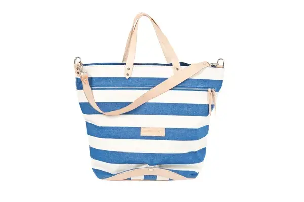 Usa un clásico bolso navy de lona con doble correa (Peter Kent, $1820)