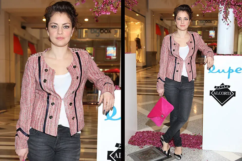 Súper femenina, Dolores Fonzi fue la invitada principal del desfile de Lupe (es la imagen de la marca). Combinó un jean oscuro con una chaqueta chaneliana, chatitas en negro y plateado y sobre en dos tonos de fucsia