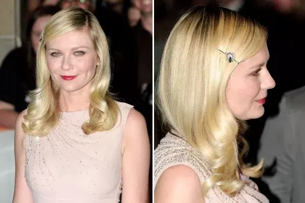 Kristen Dunst eligió una sola horquilla (con una piedra verde en el centro) como complemento para su peinado. Una buena elección ya que realzó un poco las ondas naturales de su pelo