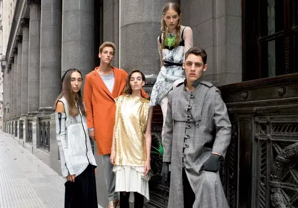 Foto: Prensa Brandy. Los diseñadores de Proyecto Cuadrilla y sus creaciones inspiradas en la vida metropolitana.