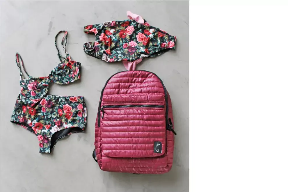 Bikini $600 y traje de baño de nena $300 de J. Swimwear / Mochila $950 de Vayate /