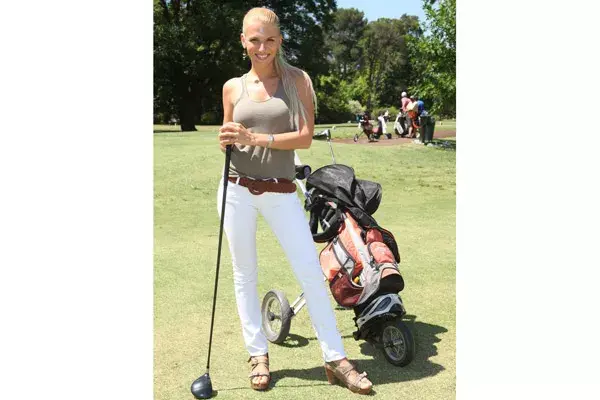 Carolina Oltra se animó a probar su drive en el 23º Torneo de Maestros en Olivos Golf Club