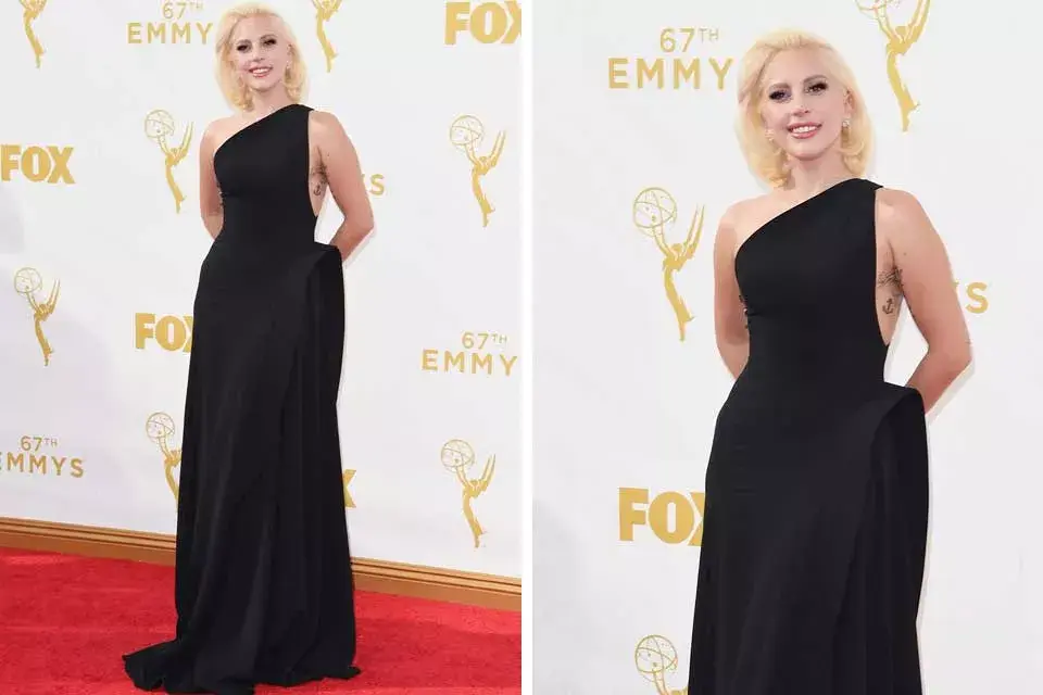 El look que eligió Lady Gaga para atravesar la red carpet sorprendió a más de uno. La cantante apareció con un elegante modelo, al mejor estilo años 50, de escote asimétrico firmado por Brandon Maxwell