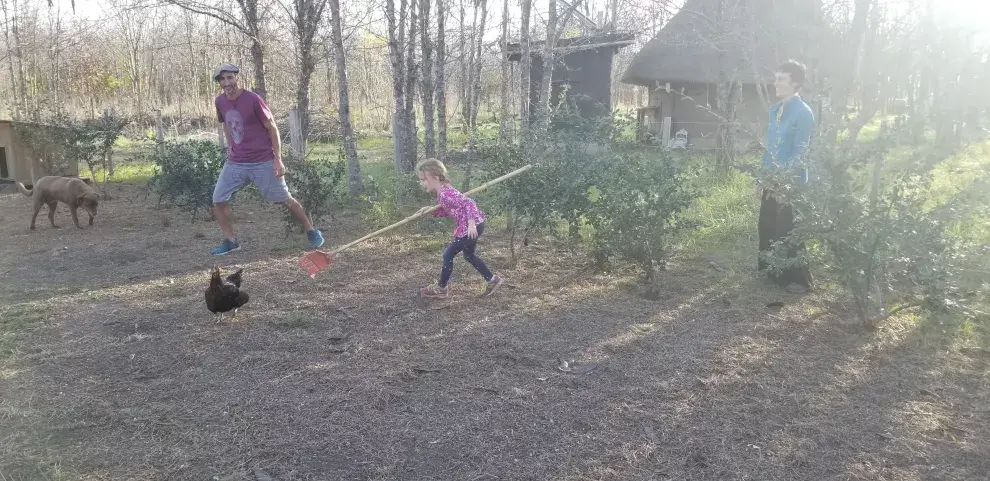 Gaia, de 4 años, se crio en la villa ecológica; para ella la naturaleza es su ambiente desde que nació