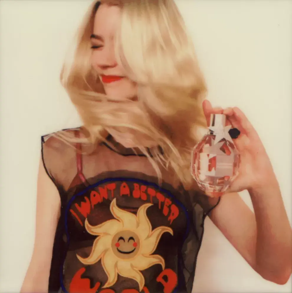 Anya Taylor Joy: un éxito innegable que va más allá de la industria del entretenimiento. También impacta en la moda y la belleza. Lo confirma la campaña junto a Viktor & Rolf -firma holandesa de la que es imagen desde 2019-, que la convirtió en el rostro de su emblemático perfume Flowerbomb.