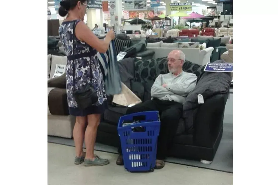 ¿Te gusta? - Claramente a este hombre le da igual que le muestre una pollera más o un pedazo de papel... ¡Lo único que quiere es irse!