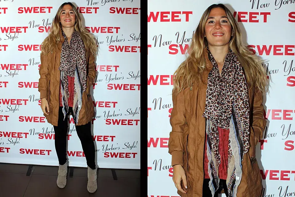 Jimena Barón estuvo en la presentación de Sweet con un outfit bien cómodo: calzas, remerón, botinetas, camperón de cuero y chalina animal print