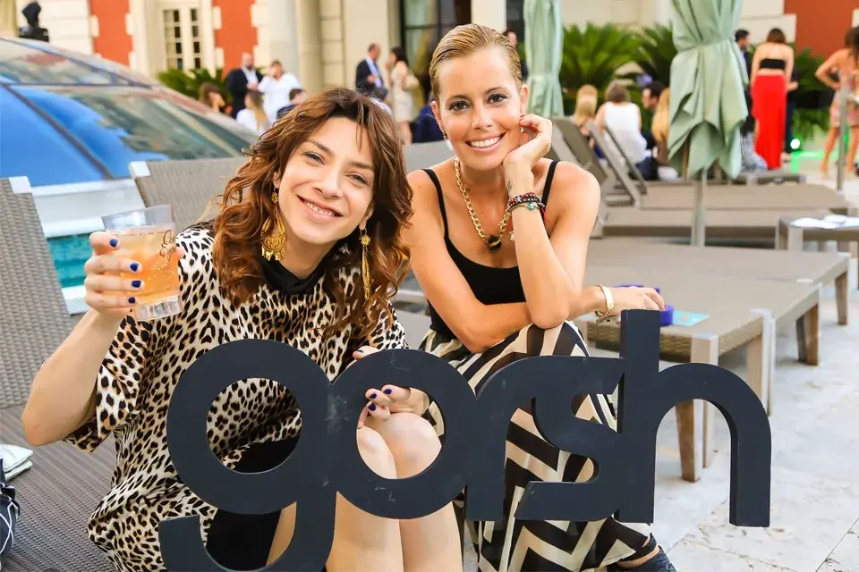 Romina Gaetani posó para la foto con Maia Chacra, la directora de Gorsh. Ambas optaron por estampas en colores neutros