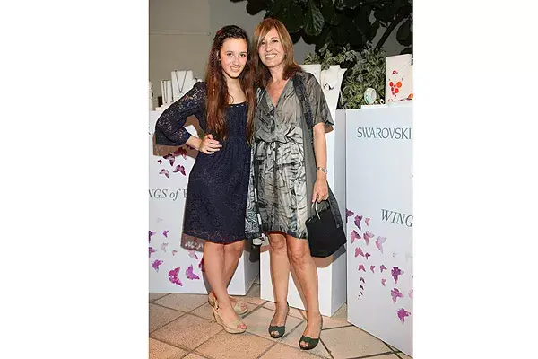 Mercedes Morán fue al desfile de Swarovski junto con su hija; las dos optaron por vestidos a las rodillas y zapatos con plataforma