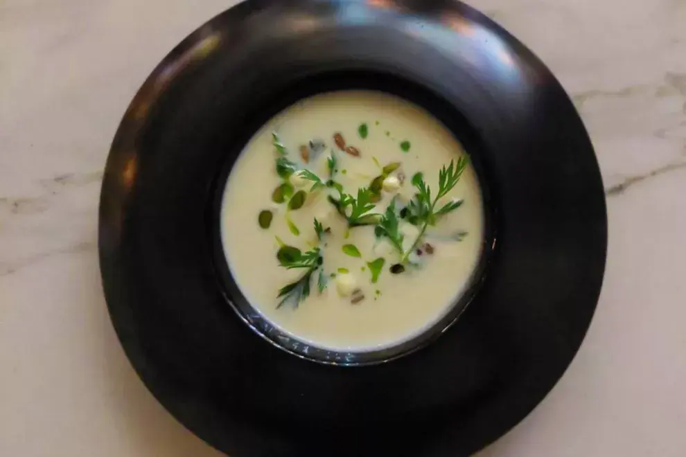 Sopa de coliflor y aceite de nuez. Foto: Namida