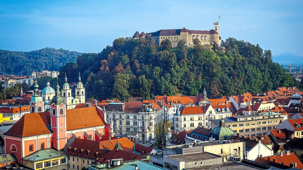 Encaramado en una colina, el imponente castillo de Liubliana es el hito más distintivo de la encantadora ciudad