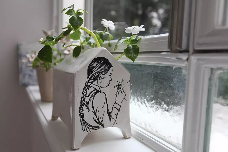 El ventanal baña de luz natural a los distintos ambientes. Delante, a modo decorativo, maceta ''casita ilustrada'' de gres ($150, Artefactos)