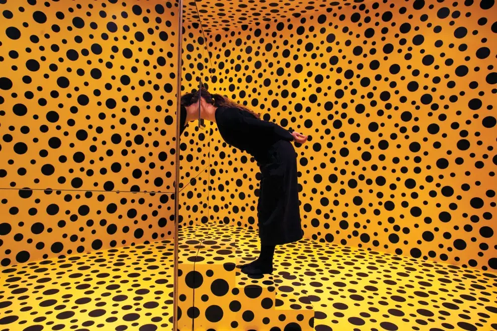 En 2013, la muestra de Yayoi Kusama fue furor en el Malba y las redes explotaron. Otra referente que constantemente propone instalaciones y juegos ópticos es Marta Minujín.