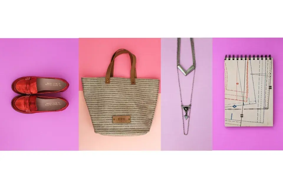Mocasines $1290 de The French Factory / Bolso $690 de Hormiga / Collar geométrico $300 de Foret / Cuaderno $180 de Guille Felices /