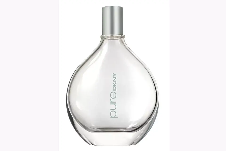 Pure, Donna Karan New York. Energía vital a través de acordes híbridos de verbena y albahaca.  $450, 50 ML