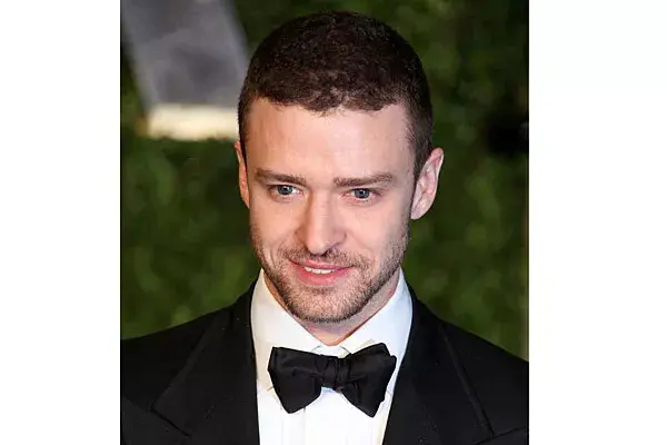 Justin optó por un look con el pelo rapado