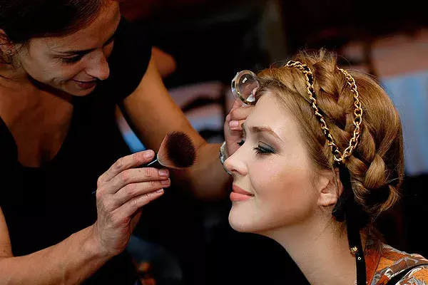 Verónica Momenti, make up artist de L’Oréal Paris, fue la responsable del maquillaje sobre la pasarela