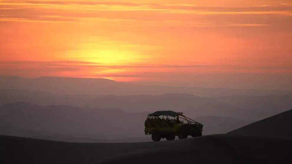 Calentando motores para atravesar las exigentes dunas de Huacachina