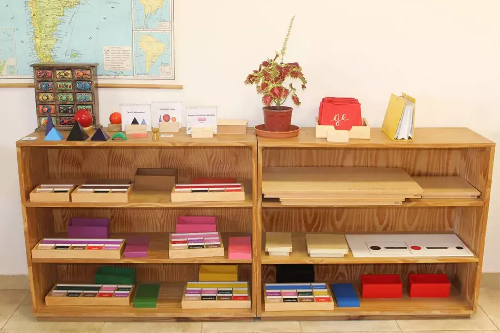 El ambiente debe ser simple, bello y ordenado, luminoso, acogedor y cálido. Los materiales se disponen en estantes diseñados a la altura de los niños y ordenan en el ambiente de forma gradual, de tal manera que los niños cada vez refinen el conocimiento.