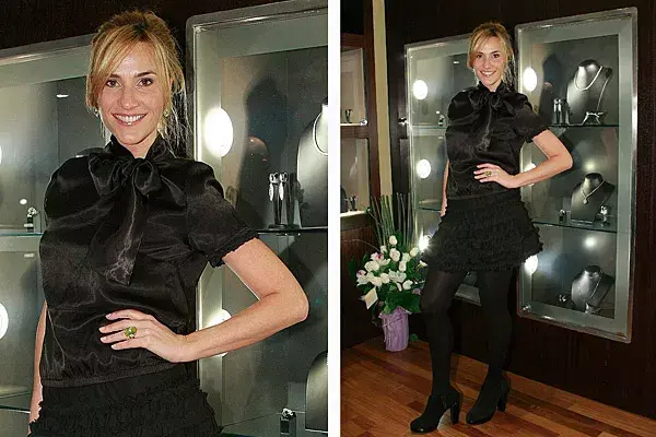 Súper femenina, Lara Bernasconi eligió combinar una falda corta de voladitos con una blusa de seda con lazo, todo en negro, para asistir al Patio Bullrich