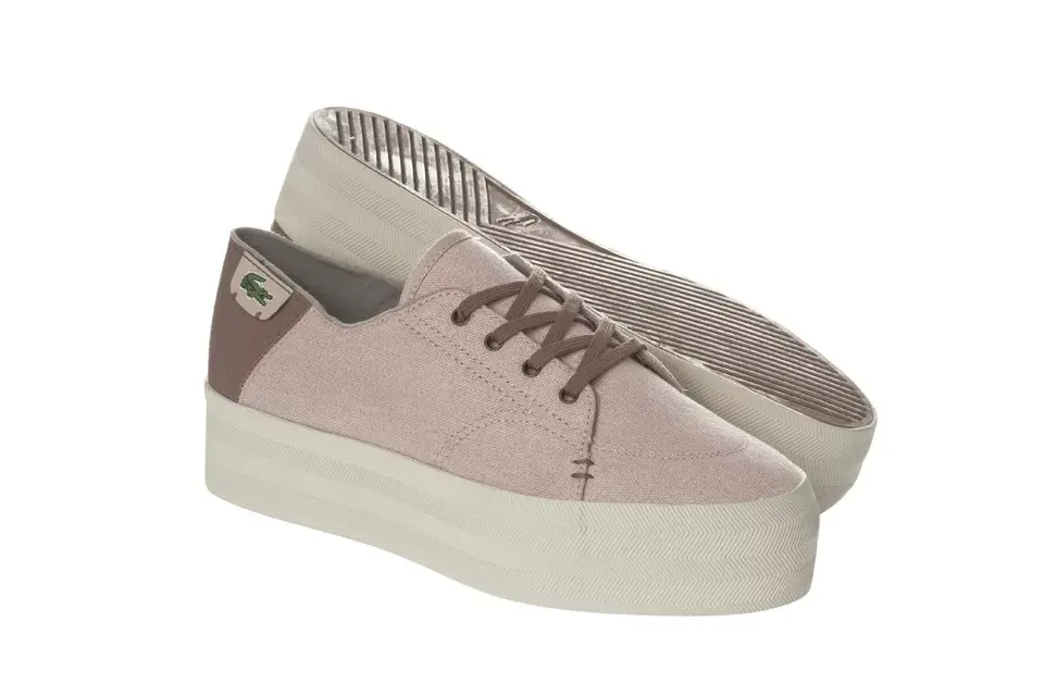 Zapatillas vintage con plataforma (Lacoste, $1199)
