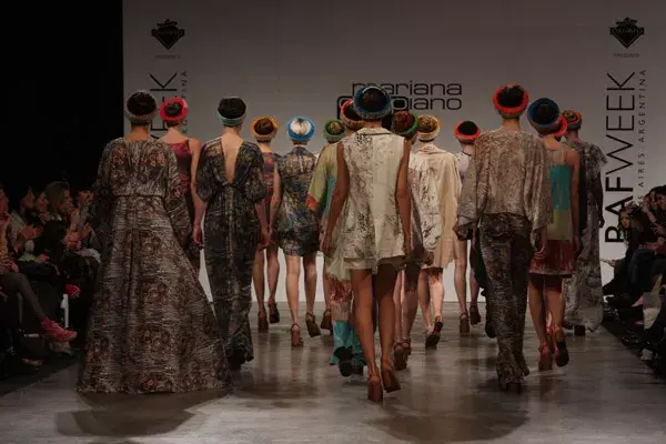 Qué linda imagen del final del desfile de Mariana Dappiano, ¿no?