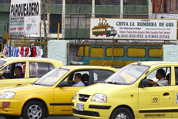 Taxis y chivas conviven en la ciudad de Bogotá: elegí lo que más te guste paa circular durante el día