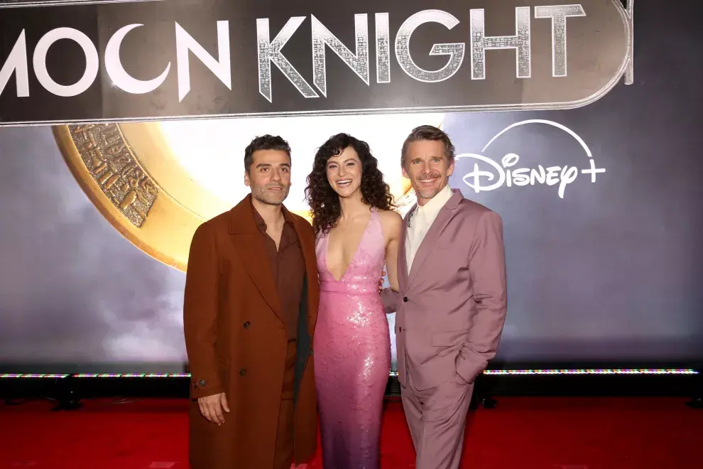 Oscar Isaac, May Calamawy y Ethan Hawke en el estreno de Moon Knight en Los Angeles. Foto:  Jesse Grant/Getty Images for Disney