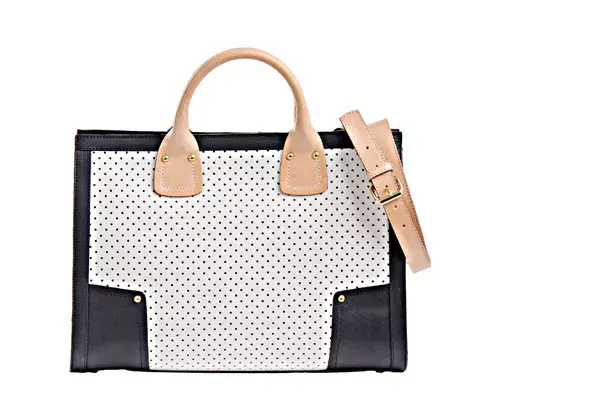 Clásica en blanco y negro, pero con detalles en marrón  (Prüne, $998)