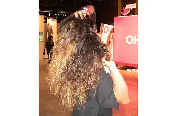 Suelto, con mucho volumen y más claro en las puntas