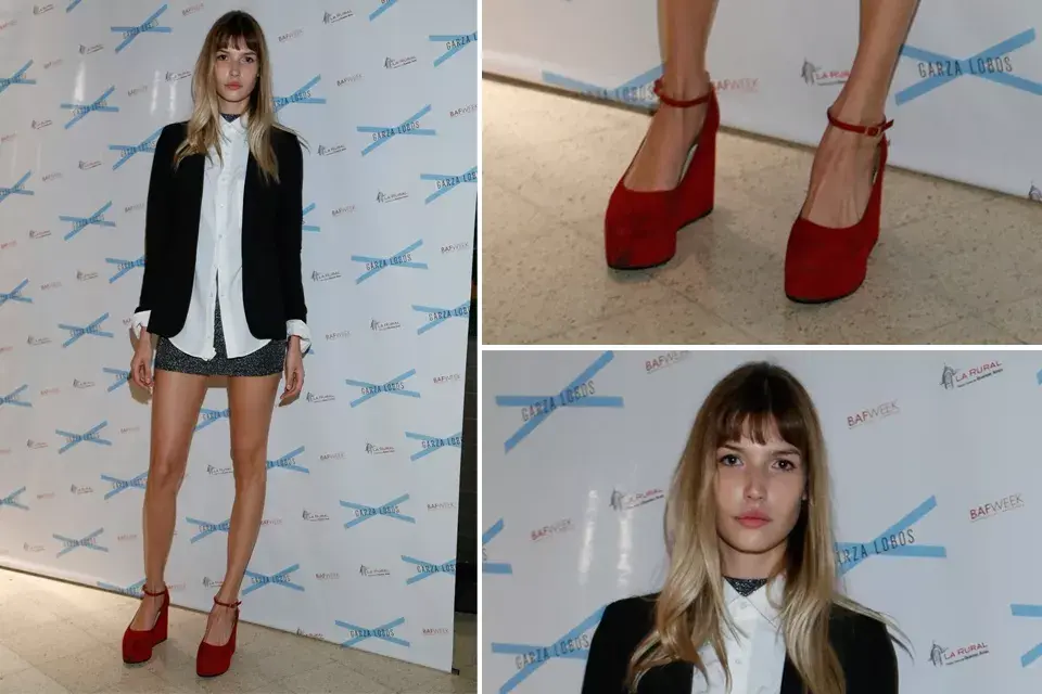 Divina la modelo Chloe Bello con esos zapatos rojos que le daban vida a su conjunto en tonos neutros