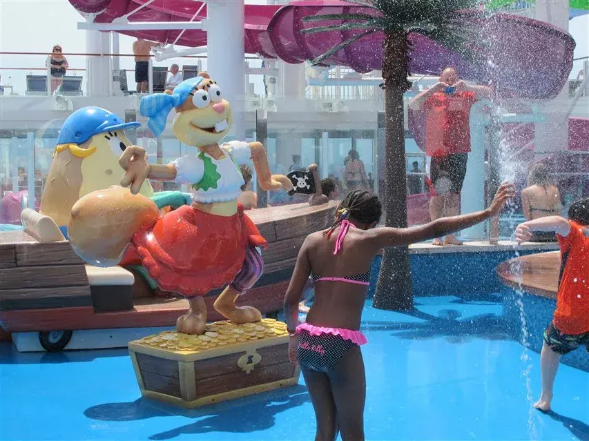 Además de piletas varias, el barco cuenta con sus propios parques de agua y súper toboganes a bordo