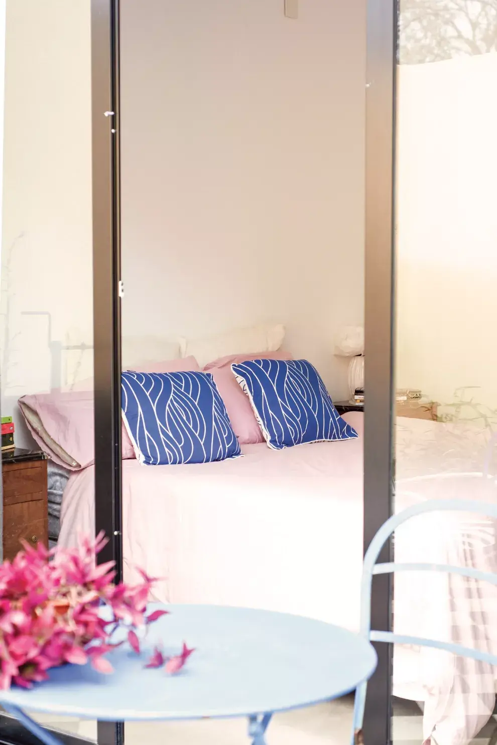 El cuarto no es muy amplio pero el espacio es suficiente para dos.