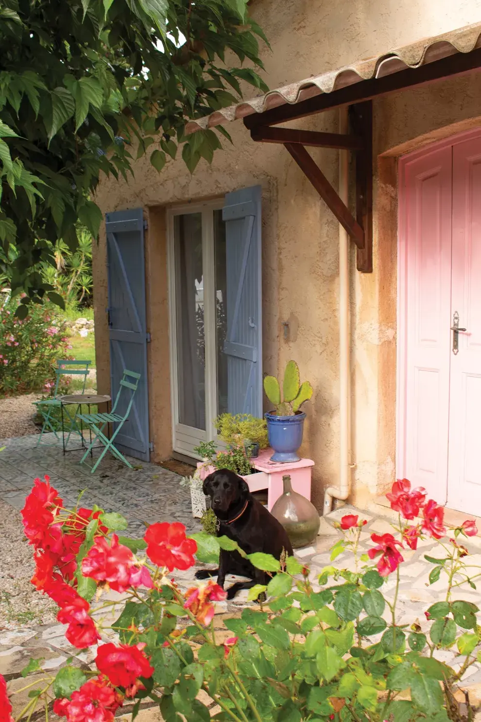 Mechi siempre quiso una puerta rosa y fue lo primero que hizo al comprar la casa. Al fondo se ve un piso calcáreo; lo colocó el verano pasado aprendiendo a través de YouTube. 