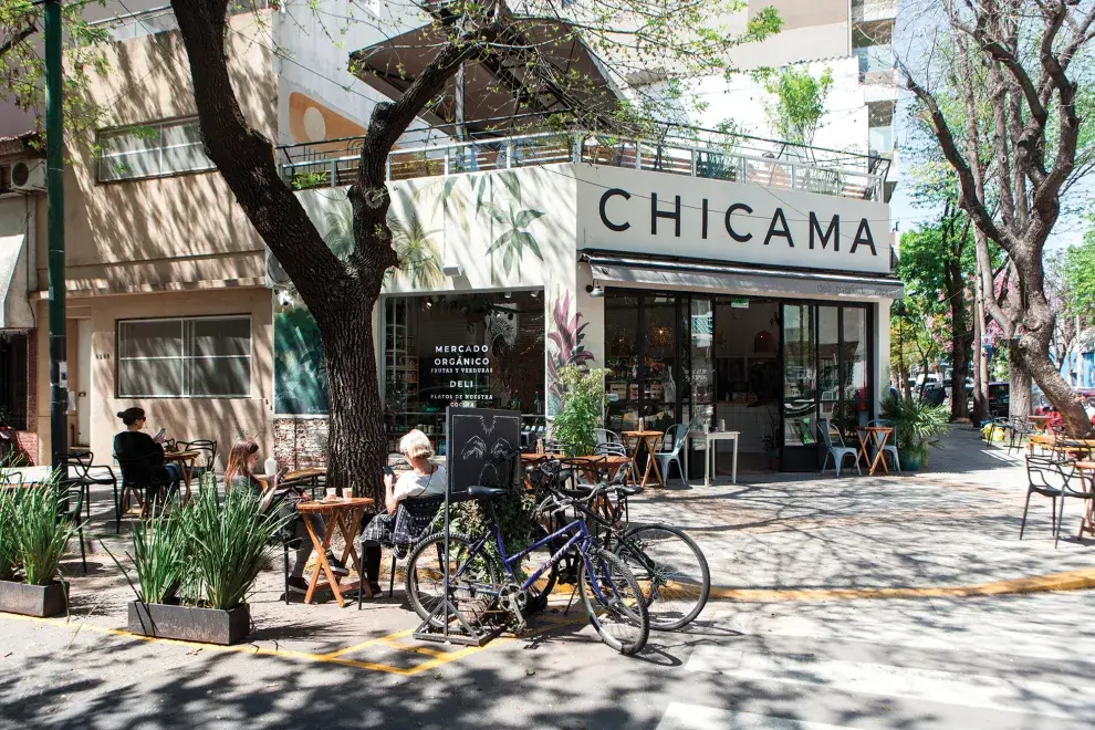 Además de sentarte en las mesas que están en la vereda, también podés llevarte un café y algo rico. 