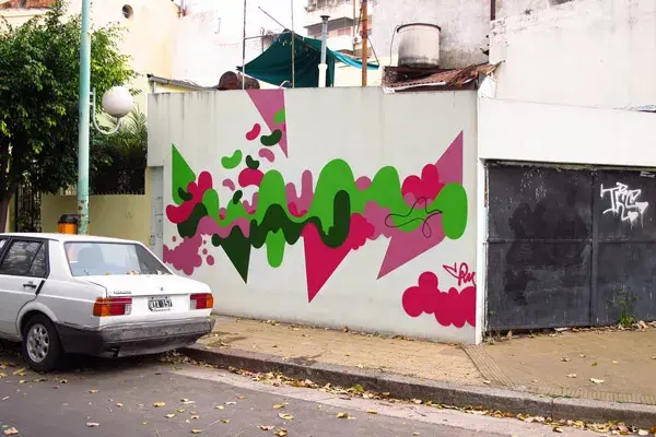 Chu es diseñador gráfico y comenzó con los grafitis en los 90