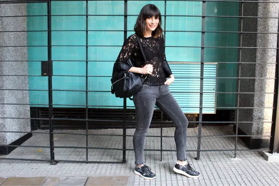 Blusa de Sabrina $599 / Jean de Paula Cahen d''anvers Outlet / Zapatillas de LeUtopik $999 / Mochila de Seki Masami $779 aproximadamente