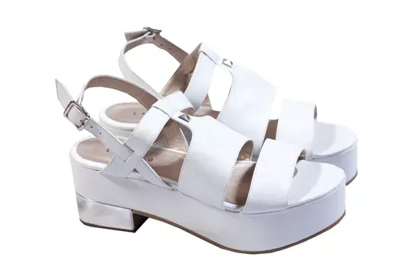 Sandalias con tacha diamante (Lázaro, $1648)