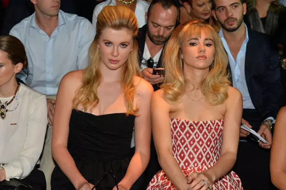 Mantiene una amistad muy cercana con Suki Waterhouse