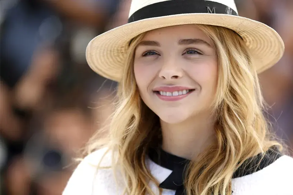 Chloe Moretz, impecable, con ondas naturales y un sombrero para cuidarse del sol