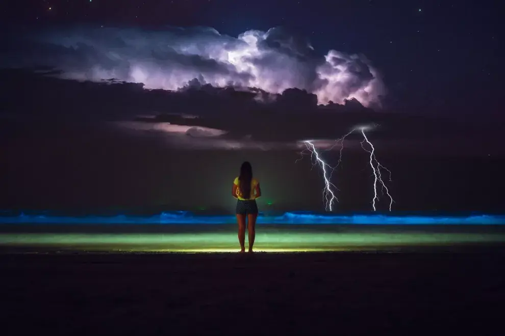 5 lugares donde el agua brilla con luz propia