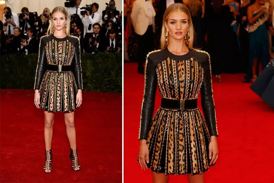 Rosie Huntington-Whiteley se pusó un vestido corto de Balmain, un poco alejada del dress code sugerido