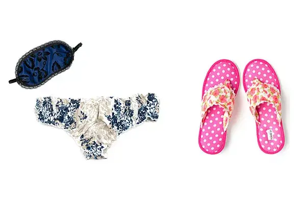 Culotte ($39) + antifaz ($30) y pantuflas estampadas ($80), de La Braga