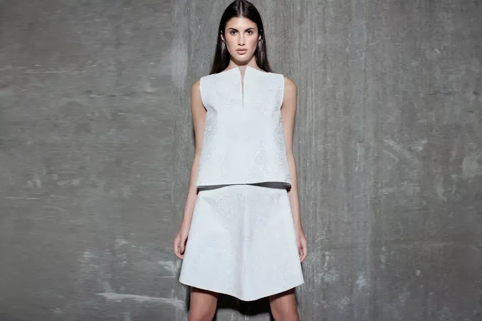 Top y falda con trama de ecocuero (Min Agostini)