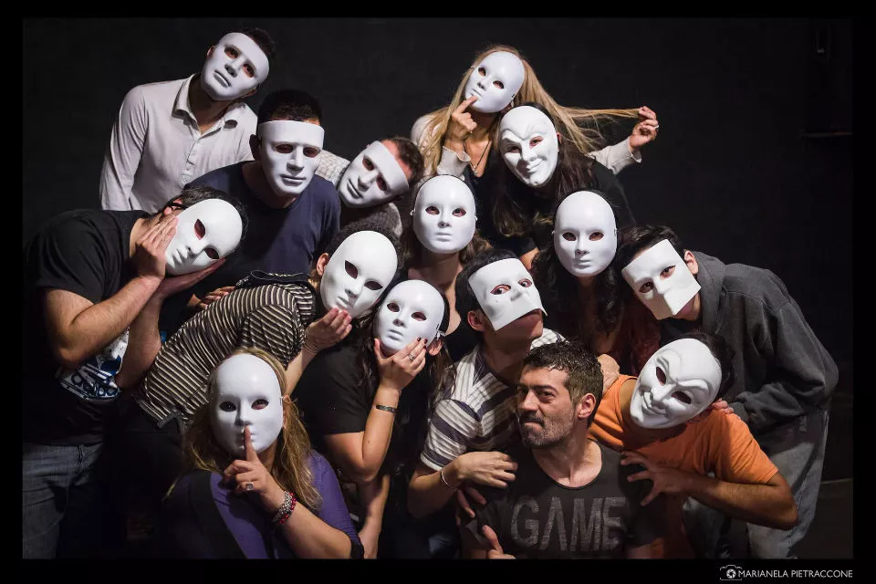 Teatro con máscaras. El teatro es una forma de expresar lo que tenemos oculto.