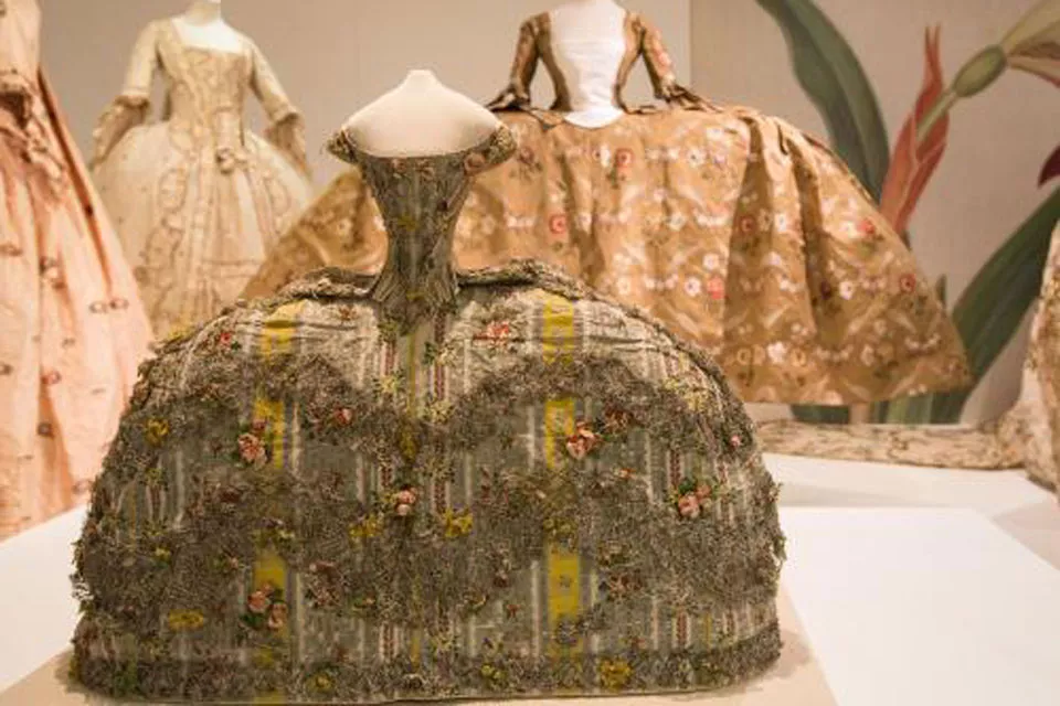 Hay exposiciones todo el tiempo, más 100.000 artículos de moda, desde la época de Shakespeare hasta la actualidad