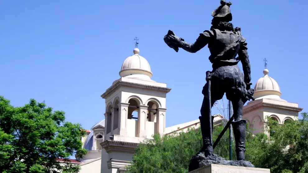 Vista trasera de la estatua de Jerónimo Luis de Cabrera, en Córdoba